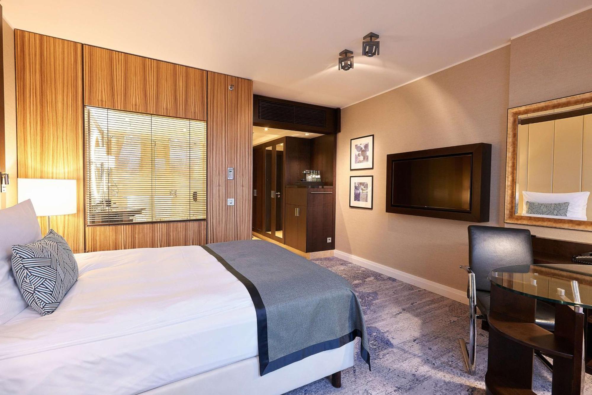 Hotel InterContinental - Düsseldorf Esterno foto A bedroom at the Hilton London Paddington